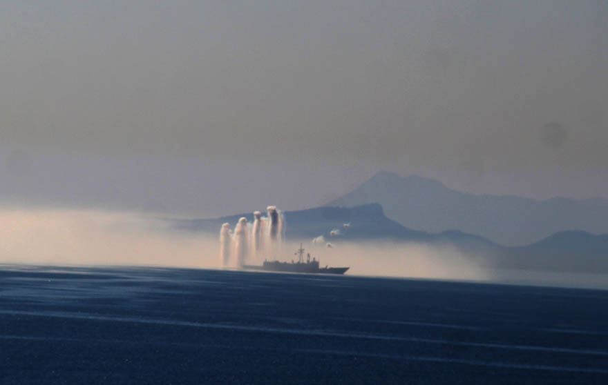 <p>Antalya Limanı açıklarında sabah saatlerinde başlayan tatbikata Deniz Kuvvetleri Komutanlığı'na bağlı savaş gemileri katıldı. Sahil Güvenlik Komutanlığı ekiplerinin çevre güvenliği aldığı tatbikat, Konyaaltı sahili ve falezlerden de izlendi.</p>