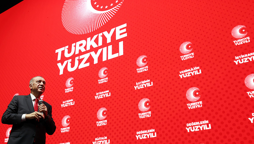 <p>Türkiye Yüzyılı kimlik siyaseti yerine birlik siyasetidir. Kutuplaştırma siyaseti yerine bütünleştirme siyasetini, nefret siyaseti yerine sevgi siyasetini ikame ettirmenin adıdır.</p>