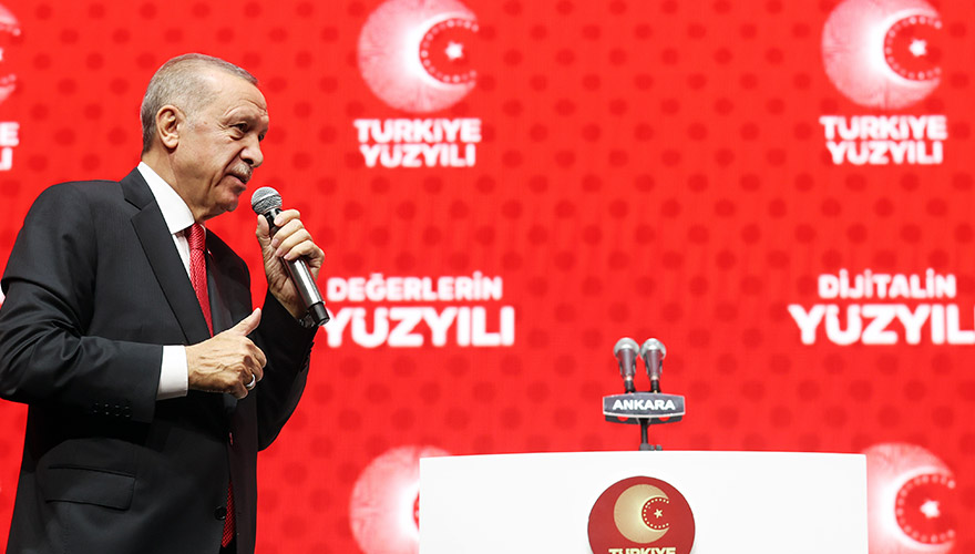 <p><strong>İşte tarihi 'Türkiye Yüzyılı' programında konuşan Cumhurbaşkanı Erdoğan'ın açıklamalarından satır başları:</strong></p><p>Gözümüzün nuru, geleceğimizin teminatı kıymetli gençler, bugün bu salonda bizlşerle yüz yüze birlikte ve çeşitli medya ömecralarından bizleri takip eden kardeşlerim, sizleri en kalbi duygularımla selamlıyorum. Türkiye Cumhuriyeti'nin kuruluşunun ilanıyla, kendi içinde pek çok merhaleyi ve mücadeleyi barındıran yeni bir döneme adım attık</p>