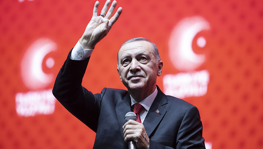 <p>Emperyalistlerin, darbecilerin ne kadar aparatı varsa Türkiye'nin üzerine saldığını belirten Erdoğan, kurulan tuzaklara rağmen mücadele ettiklerini söyledi. Erdoğan, 