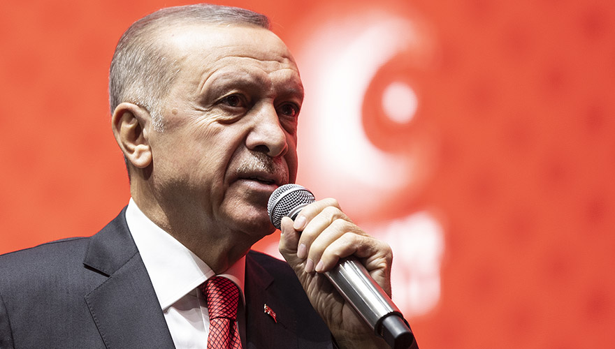 <p>AK Parti'nin hükümete geldikten sonra 'aşk' ile çalıştığının altını çizen Erdoğan, vatandaşların hayallerine kavuşturulduğunu söyledi. Milli iradenin ürünü yeni bir anayasanın Türkiye'ye kazandırılmasının 'Türkiye Yüzyılı'nın ilk hedeflerinden birisi olduğunu söyleyen Erdoğan, 