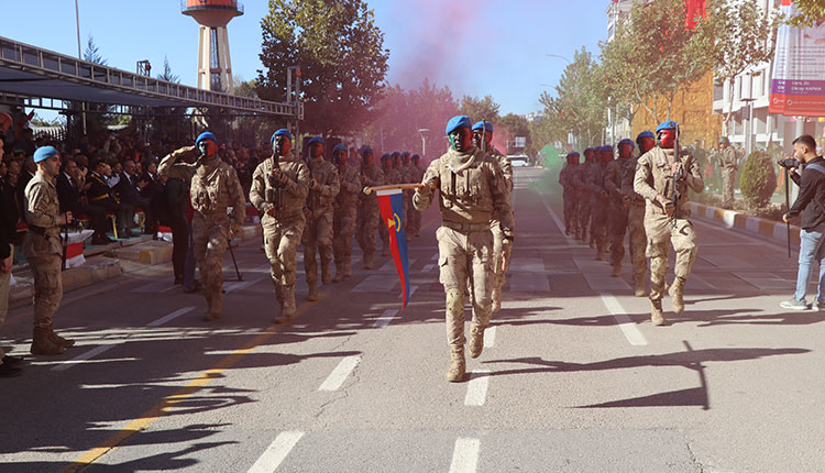 <p>Resmi törenin ardından Anıtkabir'in kapıları halka açıldı.</p>