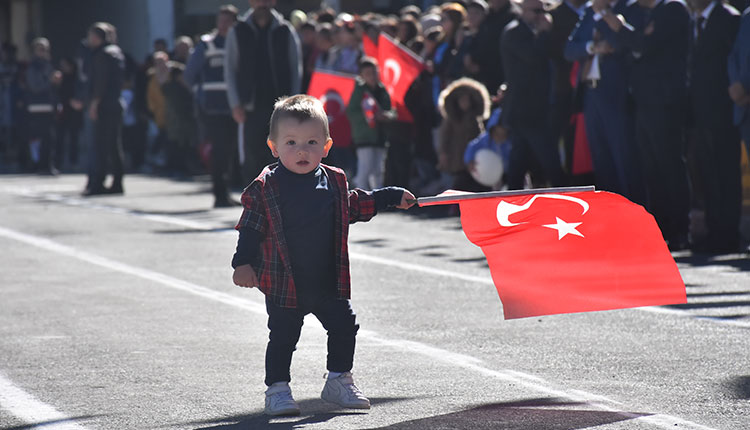 <p>Cumhuriyetimiz bugün 99 yaşına girdi. Her yıl olduğu gibi Başkent'te törenlerin ilk adresi Anıtkabir oldu. </p>