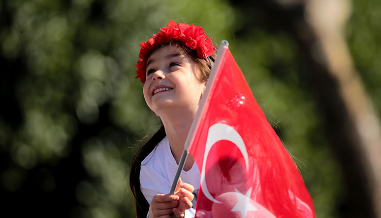 <p>Cumhurbaşkanı Recep Tayyip Erdoğan, beraberindeki heyet Atatürk'ün mozolesine çelenk bırakarak Anıtkabir özel defterini imzaladı. </p>