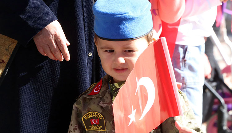 <p>Renkli görüntülerin oluştuğu kutlamalara 7’den 70 bütün herkes katıldı. </p>