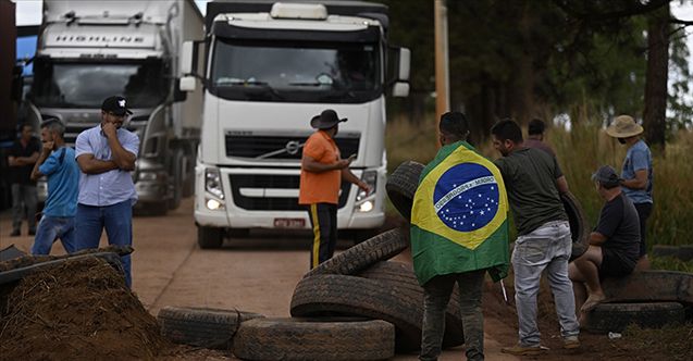 <p>Brezilya Devlet Başkanlığı seçimini Jair Bolsonaro, İşçi Partisi adayı Lula da Silva'ya çok az farkla kaybetti. Brezilya'da büyük bir karışıklığa neden olan seçim sonuçlarının ardından Bolsonaro yanlıları, sokağa döküldü. Seçimi kaybettiğini kabullenmekte zorlanan Bolsanoro, bir süre sessizliğini korusa da en sonunda, destekçilerine kapattıkları yolları açma çağrısında bulundu.</p>