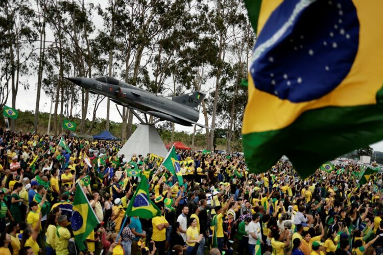 <p>Bolsonaro'nun sessizliği yargı sürecini gün yüzüne çıkardı. Şimdiye kadar en az yolsuzluk davasında adı geçen Bolsonaro'nun yargı önüne çıkıp çıkmayacağı veya siyasi kariyerinin sürüp sürmeyeceği merak konusu...</p>