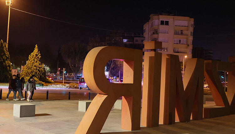 <p>İzmirlileri uykusundan uyandıran depremde yaşanan korku kameralara saniye saniye yansıdı.</p>