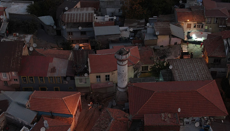 <p>Konak’taki Selahattinoğlu Camii’nin minaresi yıkıldı. </p>