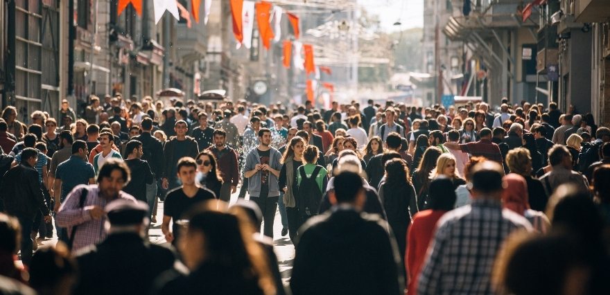 <p>Orta ve uzun vadedeki tahminlerin her zaman yüzde 100 doğru olacağı anlamına gelmediğini kaydeden Montashami, örneğin doğurganlık seviyelerinin, tahmin edilenden daha yüksek veya daha düşük gerçekleşebileceğini ancak kendi görevlerinin daha yüksek olasılıkları göz önüne alarak bir değerlendirme yapmak olduğunu söyledi.</p>