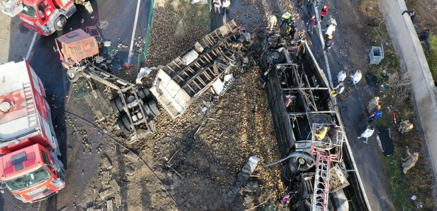 <p>Ağrı’nın Tutak ilçesinde meydana gelen trafik kazasında iddiaya göre rampa aşağı seyir halindeyken freni patlayan yolcu otobüsü, karşı yönden gelen iki kamyonla feci şekilde çarpıştı. Patnos istikametinden Tutak istikametine giden otobüsün neden olduğu kazada çarpmanın etkisiyle üç araç da alev aldı.</p>