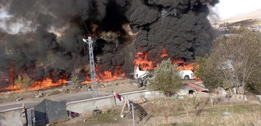 <p>Ağrı'da iki tır ile bir yolcu otobüsünün karıştığı trafik kazasında hayatını kaybeden 7 kişiden Emrah Solmaz ve Eşref Tutak'ın, daha önce kaza yapan pancar yüklü tırın iş makinesiyle kaldırılmasına yardımcı olmak için olay yerinde bulunduğu öğrenildi.</p>