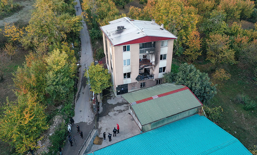 <p>Bursa Valisi Yakup Canbolat, Değirmenönü Mahallesi'nde, kentte geçici koruma kapsamında ikamet eden Suriyeli ailenin kaldığı evde çıkan yangınla ilgili yetkililerden bilgi aldı.</p>