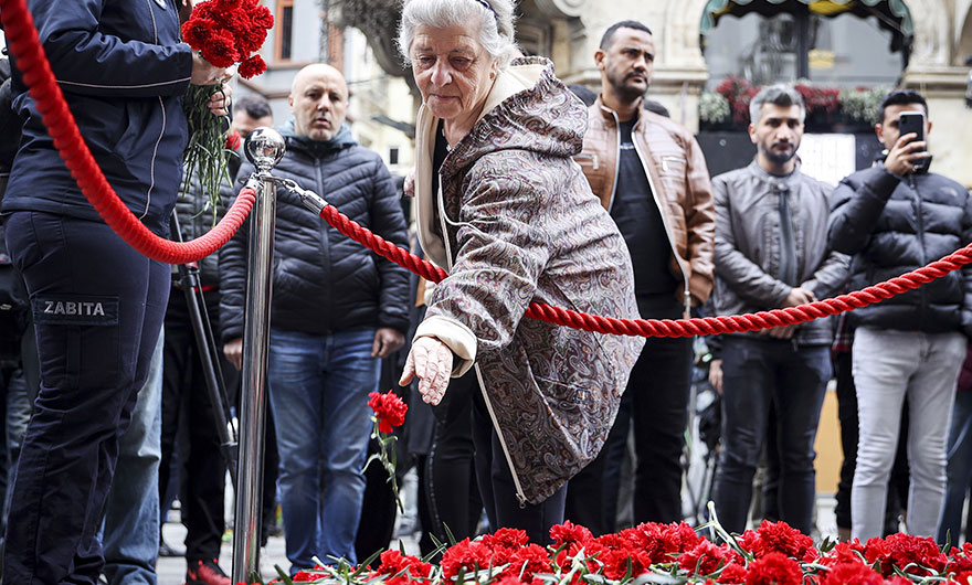 <p>Bugün saldırının gerçekleştiği alana gelen vatandaşlar patlamanın olduğu yere karanfil bıraktı. </p>