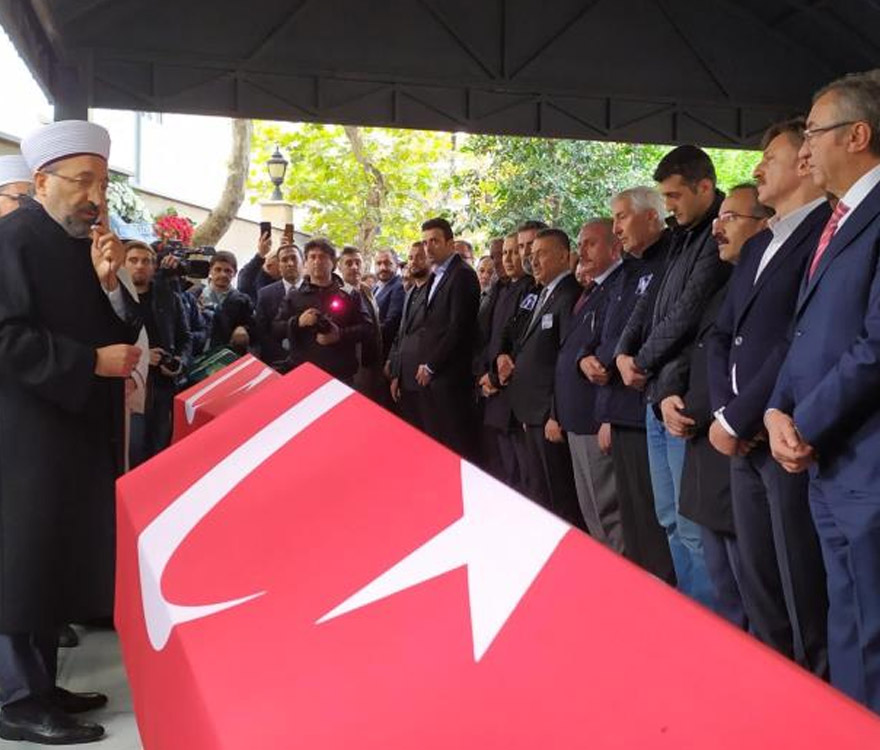 <p>Terör saldırıda hayatını kaybeden, anne kız Arzu Yağmur Uçar için Bahçelievler Şirinevler Ulu Camii’nde cenaze töreni düzenlendi. Törene yakınları, ve oyuncu baba Nurettin Uçar, İstanbul Valisi Ali Yerlikaya, TBMM Başkanı Mustafa Şentop, Cumhurbaşkanı Yardımcısı Fuat Oktay, Bahçelievler Belediye Başkanı Hakan Bahadır, Parti İstanbul Milletvekili Ravza Kavakçı Kan ve sevenleri katıldı. </p>