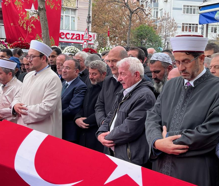 <p>Hain saldırıda hayatını kaybeden Adem Topkara (40) ve eşi Elif Topkara (37) için Ayazağa Merkez Camii'nde cenaze töreni düzenlendi. Törene, İçişleri Bakanı Süleyman Soylu, Adalet Bakanı Bekir Bozdağ, İstanbul Cumhuriyet Başsavcısı Şaban Yılmaz, Beyoğlu Belediye Başkanı Haydar Ali Yıldız, AK Parti İstanbul İl Başkan’ı Osman Nuri Kabaktepe, acılı babalar Mustafa Topkara, Abdi Köseoğlu ve aile yakınları katıldı. </p>