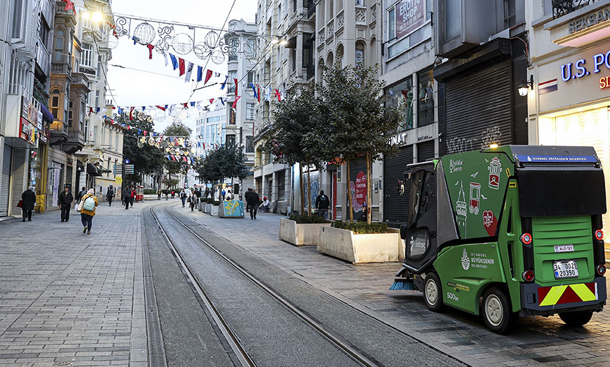 <p>İçişleri Bakanı Süleyman Soylu gece saatlerinde kameraların karşısına geçti ve saldırganın yakalandığını duyurdu. Öte yandan sabahın ilk saatlerinde yaya trafiğine kapatılan İstiklal Caddesi tekrar açıldı. </p>