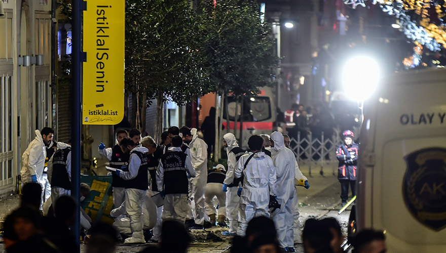 <p>İstanbul Beyoğlu'nda 6 kişinin hayatını kaybettiği 81 kişinin yaralandığı terör saldırısıyla ilgili soruşturma çok yönlü sürdürülüyor. Bölücü terör örgütü PKK/KCK’nın Suriye kolu PYD/YPG tarafından gerçekleştirilen terör saldırısıyla bağlantılı olduğu iddiasıyla gözaltına alınan 46 şüphelinin sorgusu devam ediyor.</p>