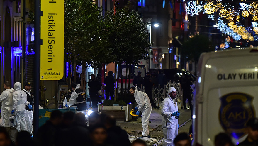 <p> Taksi sürücüsü ifadesinin alınması için gece saatlerinde İstanbul Terörle Mücadele Şubesine getirilirken, ticari taksi ise emniyet birimleri tarafından incelemeye alındı.</p>