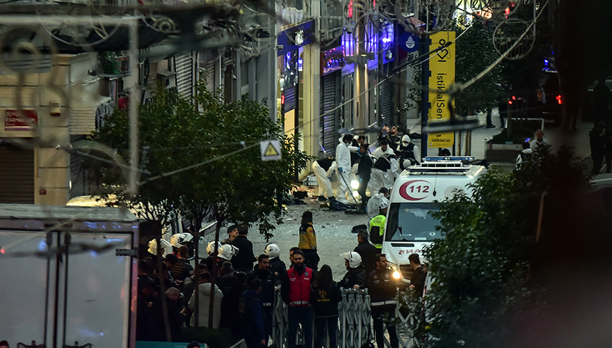 <p>Yaklaşık 4 ay önce beraberindeki örgüt üyesi B. adlı terörist ile ‘karı-koca’ kılığında geldikleri İstanbul’da, Suriye Kobani bölgesindeki PYD/YPG mensubu H. adlı bir örgüt yöneticisinin talimatıyla Esenler’de bir tekstil atölyesinde işe girdikleri öğrenildi. </p>