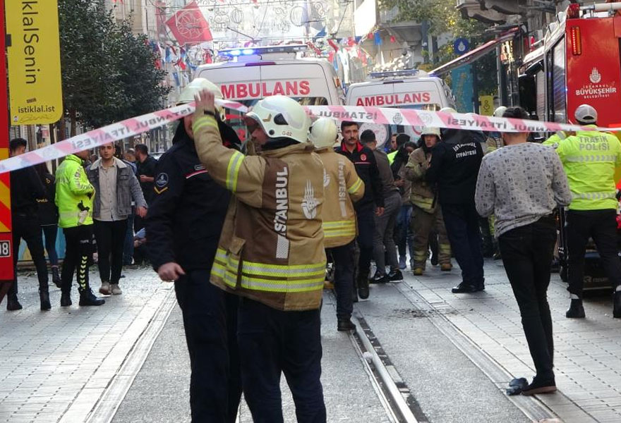 <p>13 Kasım Pazar günü Beyoğlu İstiklal Caddesi'nde meydana gelen ve 6 kişinin ölümüne, 81 kişinin de yaralanmasına neden olan terör saldırısına ilişkin soruşturmada çarpıcı ayrıntılar ortaya çıktı. Bombayı bırakan Ahlam Albashir ile beraber 17 terörist dün gece yarısı tutuklanarak cezaevine gönderildi.</p>