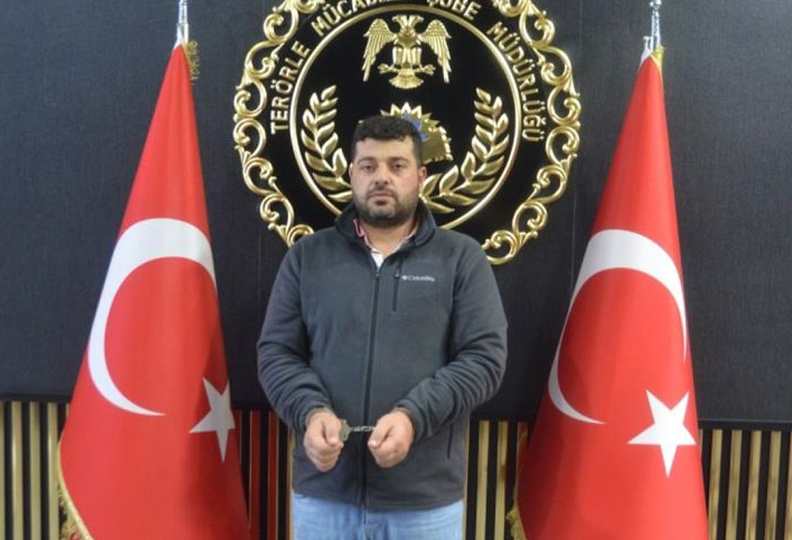 <p>Saldırının failleri Ahlam Albashır ile Bilal Hassan’ı kaçırmakla görevlendirilen <strong>Ammar Jarkas,</strong> şüphelileri il dışına götürme talimatının Ayn El-Aran’daki terörist Halil Mence’den aldığını itiraf etti. Jarkas ifadesinde şöyle konuştu:</p><p>“Olay günü 12.00’de beni arayıp 'Bir kadın, bir erkek alınacak' dediler. Ben Halil Mence’nin söylediği gibi Bağcılar’a gidip beklemeye başladım. Fakat gelen giden olmadı. Saat 16.15 gibi erkek bir şahıs geldi. Arabaya bindi ve eşyaları olduğunu, onları alması gerektiğini söyledi.</p><h3>'BİLAL'İ EDİRNE'DE TESLİM ETTİM'</h3><p>Eşyaları arabaya yükleyip Edirne’ye götürdüm. Yaklaşık 2 saat sürdü yol. Yolda sürekli telefonla ilgileniyordu. Adının ne olduğunu sordum, 'Bilal' dedi. Sonra Halil Mence bir konum attı. Orada <strong>Bilal’i adının Hamza olduğunu bildiğim fakat gerçekte Hüseyin Güneş isimli kişinin karşılayacağını söylediler. Bilal’i Hüseyin Güneş’e bıraktım.</strong> Hüseyin, Bilal’i aldı.</p><h3>'BOMBACIYI İLK KEZ GÖRDÜM'</h3><p>Ben Edirne’ye giderken Halil Mence beni aradı. Bir kadının acilen alınması ve salı gününe kadar beklemesi gerektiğini söyledi. Ben de kardeşime (Ahmet Jarkas) yönlendirdim. Sonra <strong>Edirne’den döndüğümde eve gittim ve evde Ahmet ve ailesi, annem, babam ve daha önce hiç görmediğim Ahlam Albashır’i gördüm.</strong> Kardeşime 'Bu kim?' diye sorduğumda Halil Mence’nin bahsettiği kadın olduğunu, kadının zor durumda kaldığını ve Salı gününe kadar beklemesi gerektiğini söyledi. Sonra da siz geldiniz.