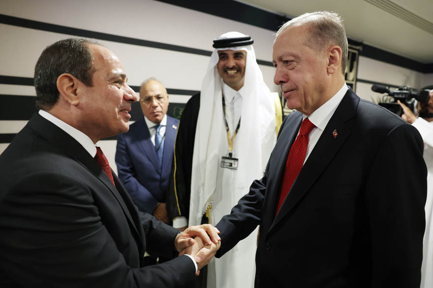 <p><strong>Erdoğan ilk kez Mısır Devlet Başkanı Sisi ile el sıkıştı. Görüşme Doha’da oldu.</strong></p><p><strong><em>İşte merak edilen görüntüler…</em></strong></p>