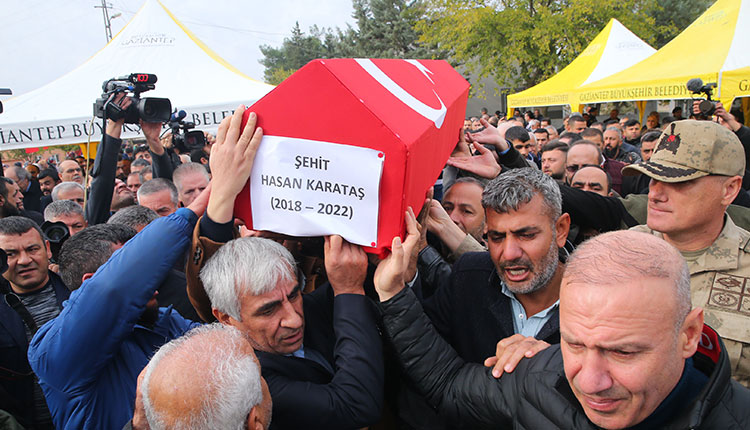 <p>Alçak terör örgütü, bebek katili PKK/YPG, 5 yaşındaki Hasan Karataş’ı hayattan kopardı. Suriye sınırı üzerinden roket ile Gaziantep'in Karkamış ilçesine saldırı düzenleyen alçak teröristler 2 vatandaşımızı hayattan kopardı. </p>