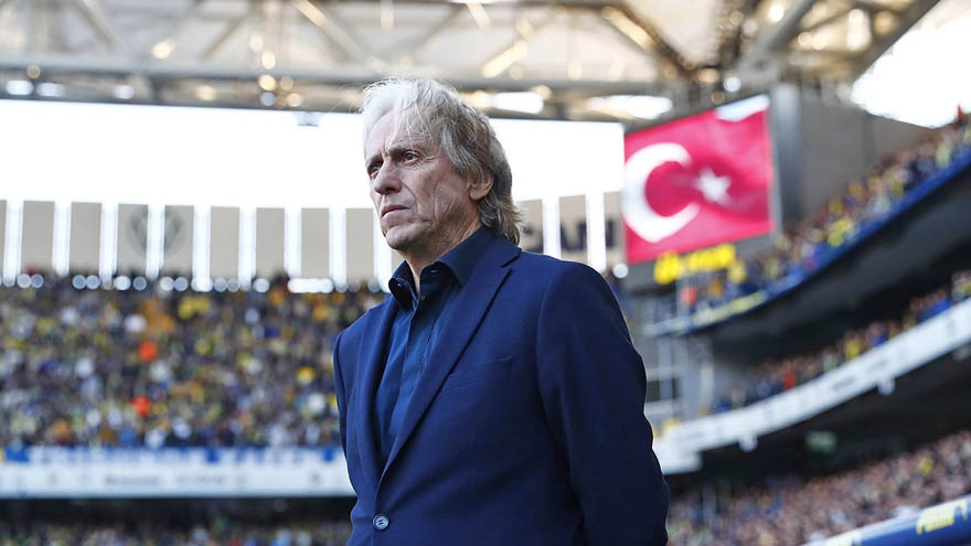 <p>Sosyal medya kullanıcıları da sezon başından beri Fenerbahçe'de bu taktiği başarılı bir şekilde sürdüren Jorge Jesus'u hatırlattı. Taraftarların Jorge Jesus'u hatırlatmasının nedeni ise, iki sene önce Suudi Arabistan ekibi Al Hilal'in teknik direktörlüğünü yapan Jesus'un orada da bu taktiğini kullanmasıydı.</p>