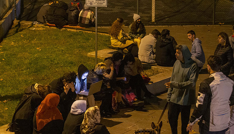 <p>Kentte bazı ev ve iş yerlerinin duvarlarında yıkımlar yaşandı, evlerdeki bazı eşyalar yere düştü. Düzce Adliyesi'nde çatıdan kopan bazı beton parçalarının yere düştüğü görüldü.</p><p> </p>