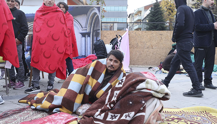 <p>İçişleri Bakanı Süleyman Soylu deprem sonrasında hasar oluşan binalara girilmemesi noktasında uyarıda bulundu.</p>