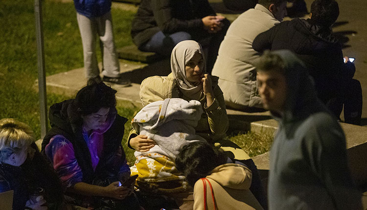 <p>Düzce Valisi Cevdet Atay, Gölyaka merkezli depreme ilişkin henüz kendilerine ulaşan net bir bilgi olmadığını belirterek, ekiplerin sahada çalışmalara başladığını söyledi.</p><p> </p>