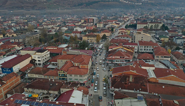 <p>Zaman zaman meydana gelen artçılar sebebiyle evlerine girmeye çekinen vatandaşlar, sosyal tesislerde ve parklarda toplandı. </p>