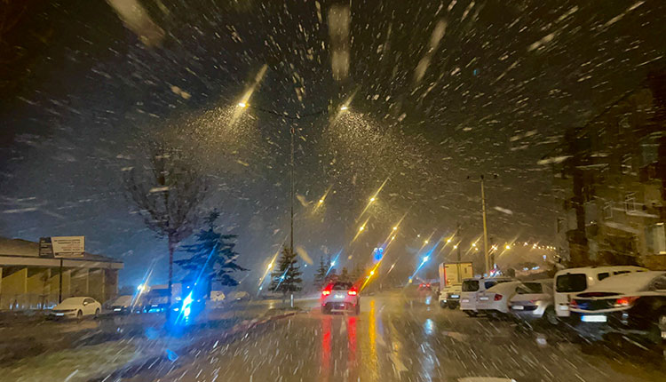 <p>Beyaz örtünün tadını çıkaranlardan Ayşegül Akkuş Nehri, AA muhabirine, Erzurum'a bu mevsim karın geç geldiğini söyledi.</p><p> </p>