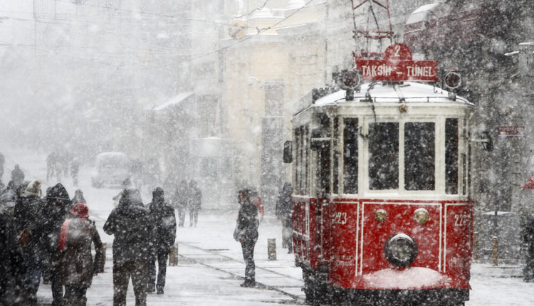 <p>Yurt genelinde etkili olan yağışlar Marmara’da da etkisini göstermeye başladı. Yağmura ve kara hasret kalan İstanbul, son iki günü yağurla geçiriyor. </p>