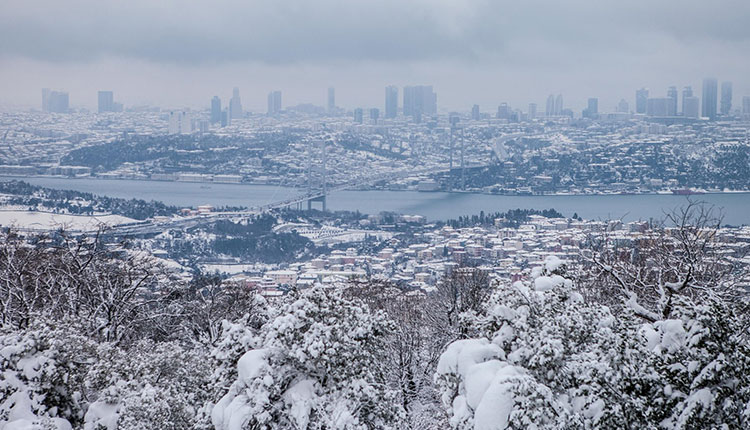 <p>Meteoroloji Genel Müdürlüğü tarafından yapılan son değerlendirmelere göre Türkiye'nin iç ve batı kesimlerinin parçalı ve çok bulutlu, Marmara'nın kuzey ve doğusu, İç Ege, Batı Akdeniz ile Muğla, Aydın'ın kıyı kesimleri, Eskişehir, Ankara ve Konya'nın batı kesimlerinin yağmur ve sağanak yağışlı, akşam saatlerinden sonra İç Ege ile Batı Akdeniz'in yükseklerinin karla karışık yağmur ve kar yağışlı, diğer yerlerin az bulutlu ve açık geçeceği tahmin ediliyor.</p>