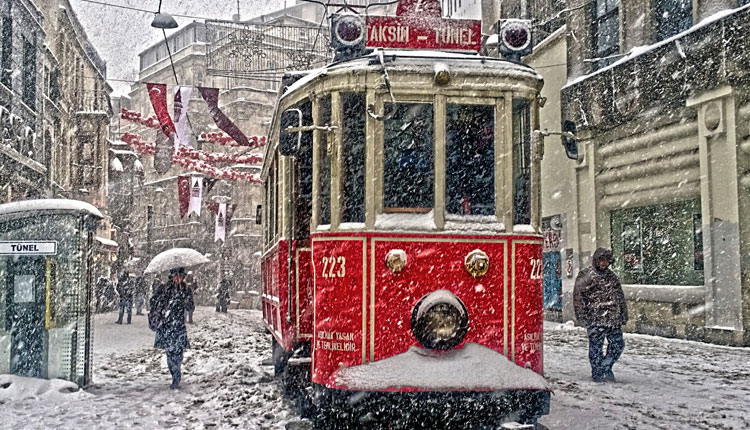 <p>Milyonlarca İstanbullunun yakından takip ettiği İstanbul’a kar ne zaman yağacak? sorusunun cevabını Meteoroloji uzmanı Kerem Ökten verdi.</p>