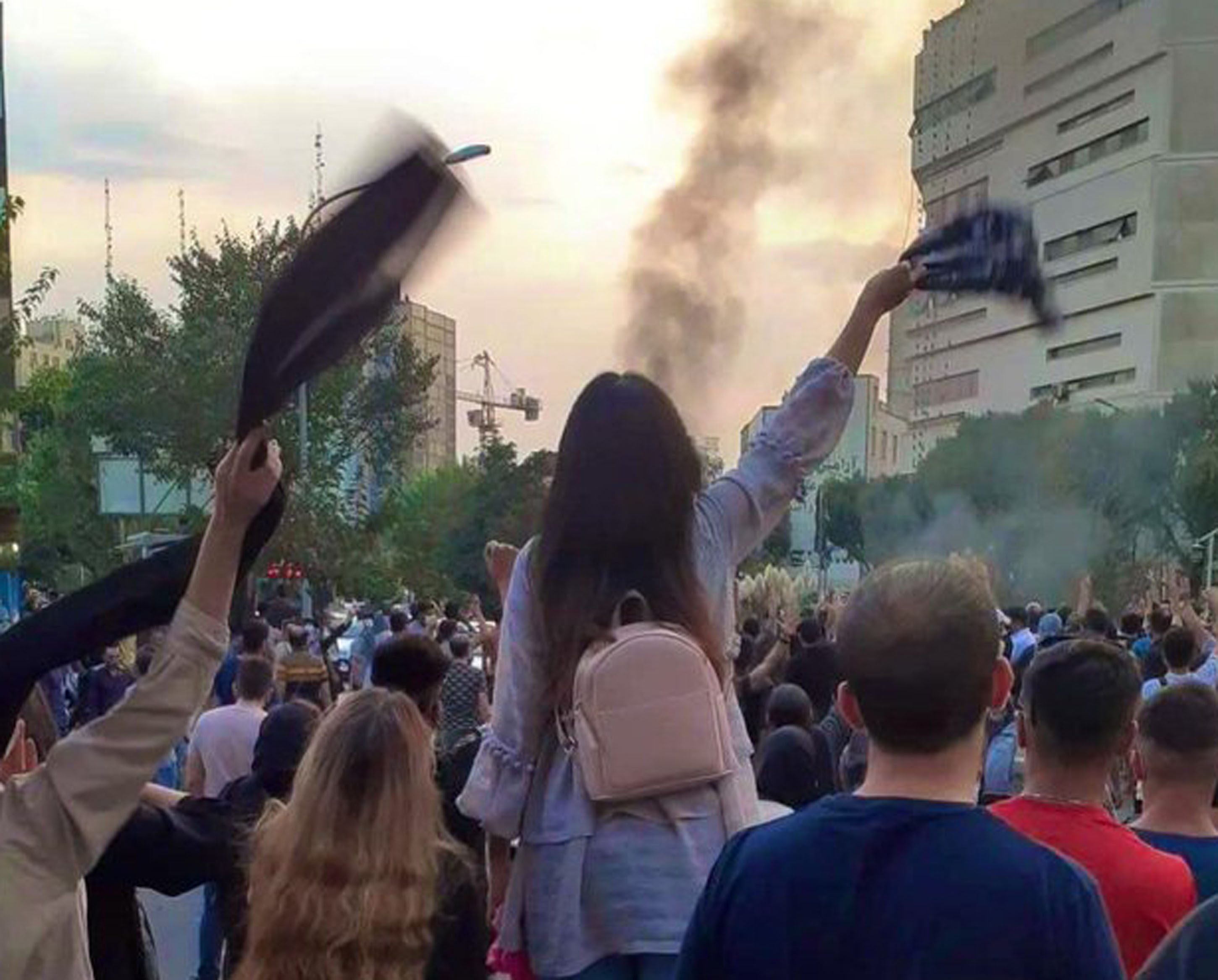 <p>Annesinin kabrinin başında çekilen fotoğrafı protestoların simgelerinden biri haline gelen Pirayi, Fransa Cumhurbaşkanı Emmanuel Macron tarafından 12 Kasım'da Paris'te kabul edildi.</p><p> </p>