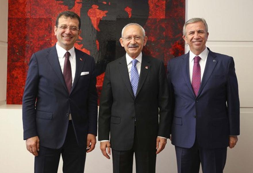 <p>Cumhuriyet Halk Partisi'nin 2023 seçimlerindeki cumhurbaşkanı adayı için Genel Başkan Kemal Kılıçdaroğlu'nun yanı sıra, İBB Başkanı Ekrem İmamoğlu ve Ankara Büyükşehir Belediye Başkanı Mansur Yavaş'ın isimleri ön plana çıkıyor.</p>