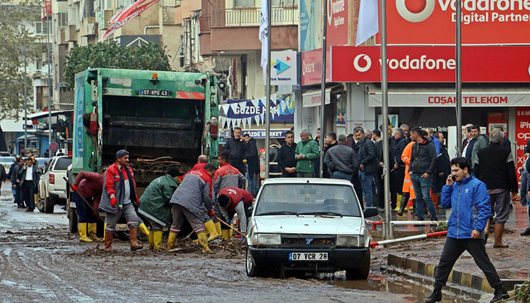 <p>Sürüklenen araçlar ve ağaçların zarar verdiği iş yerlerini su ve çamur bastı. </p>