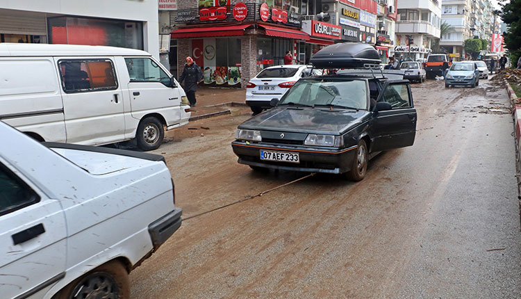 <p>Suların çekilmesiyle evden çıkan vatandaşlar dükkanlarına gittiklerinde büyük bir hüsrana uğradı. </p>