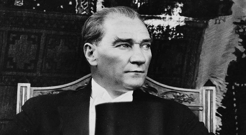 <p>Cumhur İttifakı’nın ıslahat anlamında aynı yoldan gittiğini vurgulayan Emk. Albay Coşkun Başbuğ, şöyle devam etti:</p><p><strong>“Atatürk’ten sonraki süreci en iyi şekilde ayağa kaldıran ve bu süreçte en iyi yansıtan, şu anki siyasetçiler oldu. </strong>Bütün o savunma projelerinin üstüne katbekat ekleyerek dünyanın gündemini değiştirdiler. Projenin kısa sürede tamamlanmasını bu inanmışlığa bağlayabilirsiniz. Çünkü Kızılelma’nın 2023’te uçması bekleniyordu. Bugün gelinen süreçte öyle bir noktaya getirdiler ki işi, vaktinden önce harekete geçti.</p>