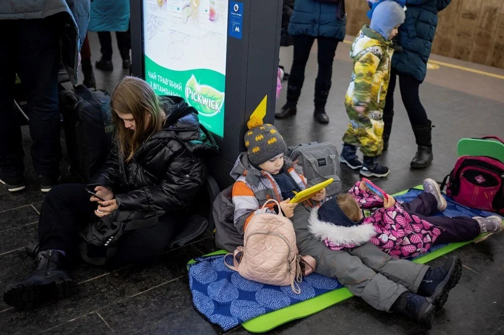 <p>Başkentte halk, saldırılardan korunmak için metro istasyonları, otoparklar ve altgeçitlere sığındı.</p>