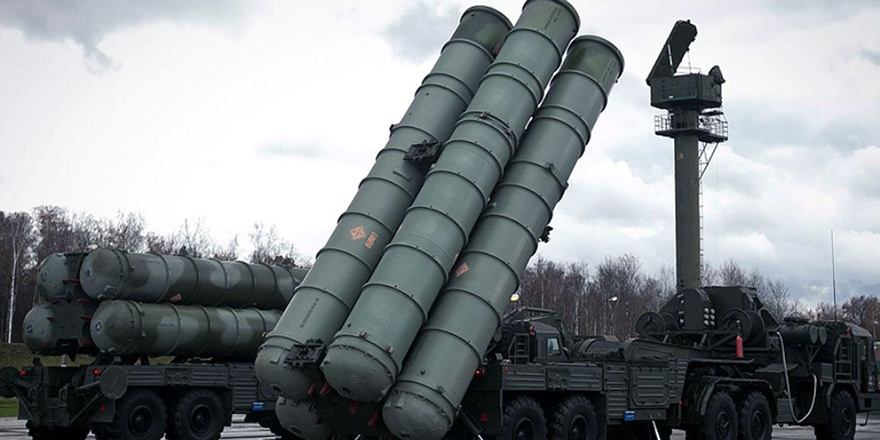 <p>Yunanistan’ın, Rusya’nın saldırıları karşısında Ukrayna’ya S-300 göndereceği iddiaları gündemini korurken iki ülkeden karşılık açıklama geldi. Rusya, hava savunma sistemi konusunda Yunanistan’ı uyardı.</p>