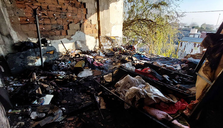 <p>Çıktım baktım evi benzin döküp yakmış. Bomba gibi kapıları patlatmış. Benzin dökmüş, içerde alevler yanıp dışarı çıkamayınca patlatmış. 6-7 kişi oturuyorduk, haliyle korktuk. </p>