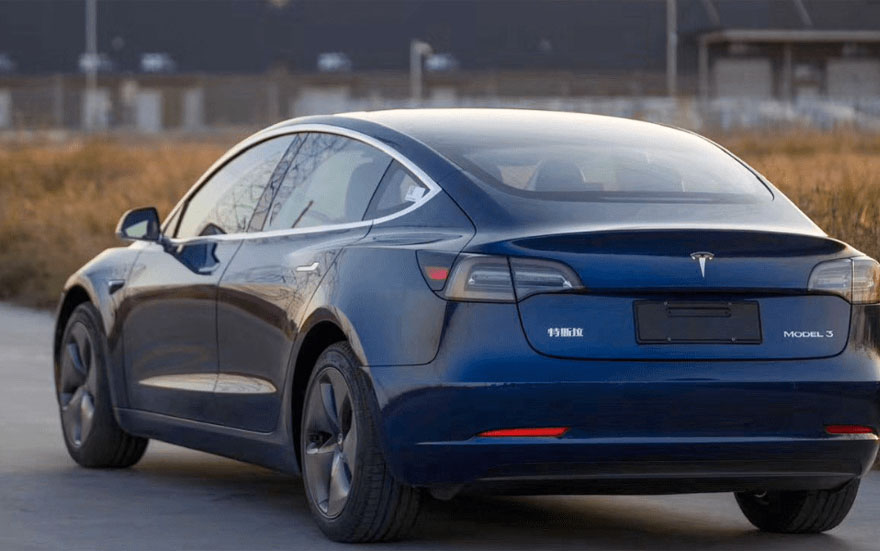 <p>Tesla’nın Türkiye’de satışa sunacağı iddia edilen Model Y aracı, Avrupa’daki bugünkü baz liste fiyatı 60 bin euro. Bu da bugünkü kurla yaklaşık 1.1 milyon TL anlamına geliyor. Model Y, Türkiye’ye yüzde 60 ÖTV ve yüzde 18 KDV ile gelecek. Bu da bugünkü şartlar altında 2 milyon 77 bin TL giydirilmiş satış fiyatına denk geliyor. Model 3’ün ise baz fiyatı 49 bin Euro, yani yaklaşık 976 bin TL. Bu model Türkiye pazarına girerken yüzde 60 ÖTV, yüzde 20 ek gümrük vergisi ve yüzde 18 de KDV eklenerek gelecek. Bu da yaklaşık 2.2 milyon TL’lik bir satış fiyatına denk gelir. Bu rakamlara bir de nakliye ücreti eklenecek. Togg’un baz versiyonunu ise yüzde 10 ÖTV dilimine sokma hedefi var.</p>