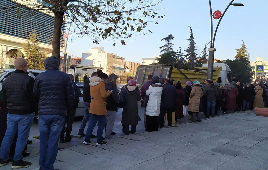 <p>Sabahın erken saatlerinden itibaren vatandaşlar prim günlerini hesaplatma için SGK binaları önüne gitti.</p>