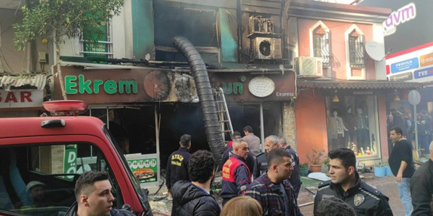 <p>Aydın Valisi Hüseyin Aksoy, Nazilli ilçesindeki bir restoranda meydana gelen patlamada 7 kişinin öldüğünü, biri ağır 4 kişinin yaralandığını bildirdi. </p>