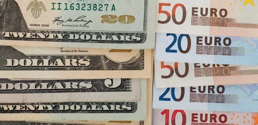 <p>Dolar, euro ve altında tarihi zirvelerin görüldüğü 2022 sona ererken yatırımcıların gözü 2023'e çevrildi. Geçtiğimiz yıla 774 lira seviyesinde başlayan gram altın 2022'yi 1.094 liradan kapattı. Dolar ve euroda ise rekor seviyeler geldi.</p>