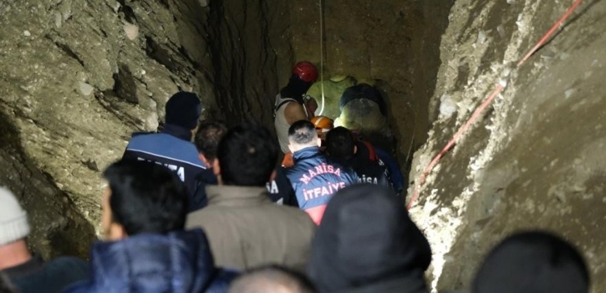 <p>Batu Demir evlerinin karşısındaki arazide oynadığı sırada ayağının takılmasıyla 50 metre derinliğindeki kuyuya düştü.</p>